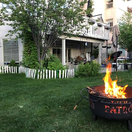 Hamptons Rose Garden Family! Hotell YYC Eksteriør bilde