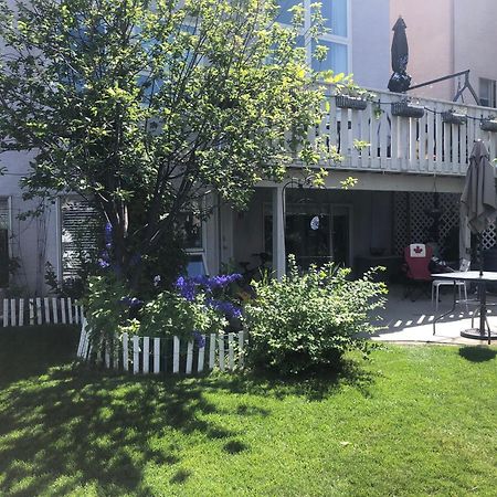 Hamptons Rose Garden Family! Hotell YYC Eksteriør bilde
