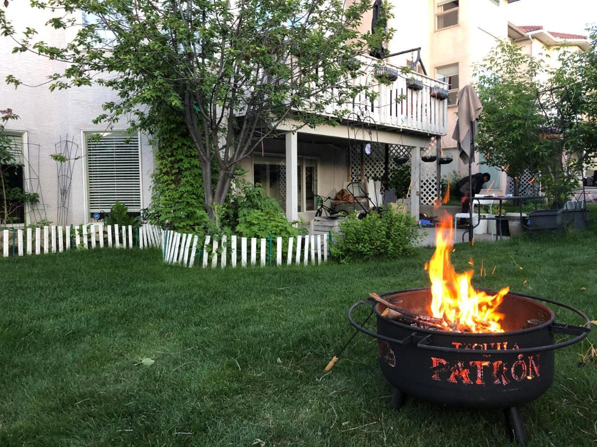 Hamptons Rose Garden Family! Hotell YYC Eksteriør bilde