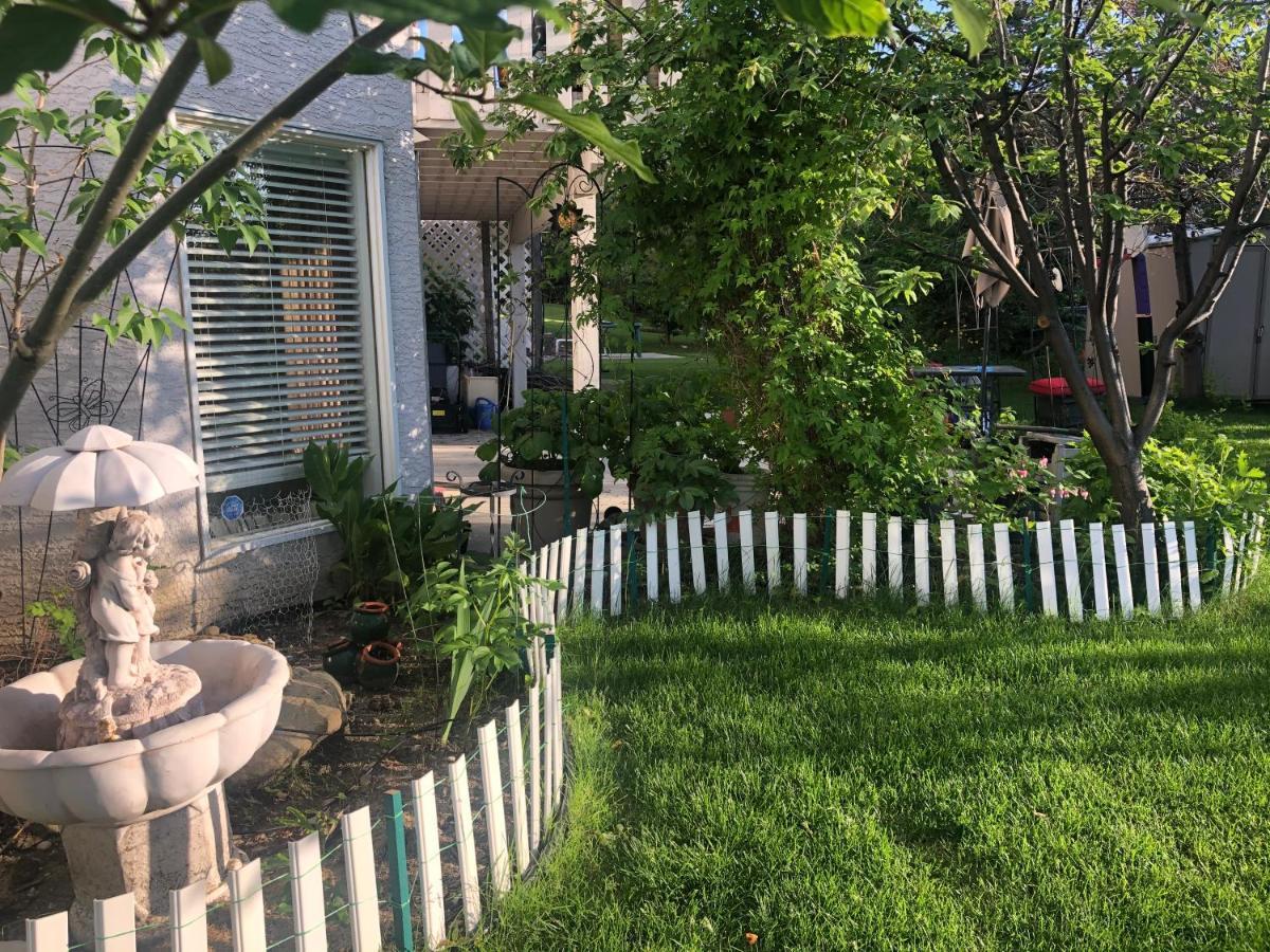 Hamptons Rose Garden Family! Hotell YYC Eksteriør bilde